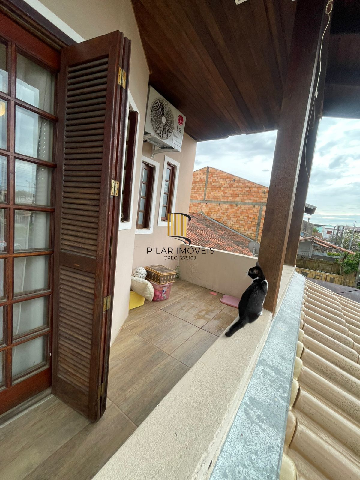 Lindo sobrado com 3 dormitórios á venda no bairro Hípica.