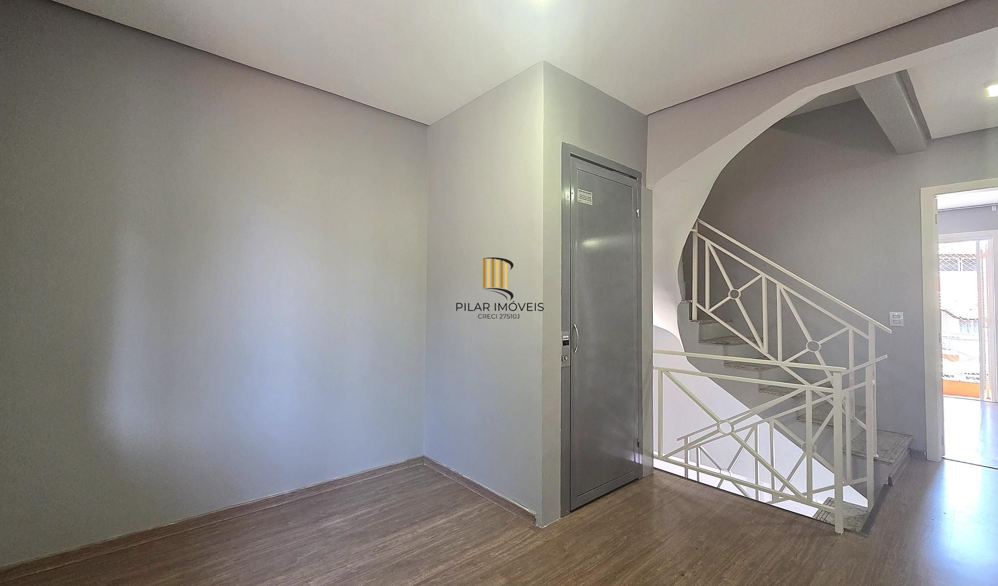 Excelente casa em condomínio fechado, com 252 m² de área privativa, com 4 dormitórios, 1 suíte e 2 vagas de garagem.