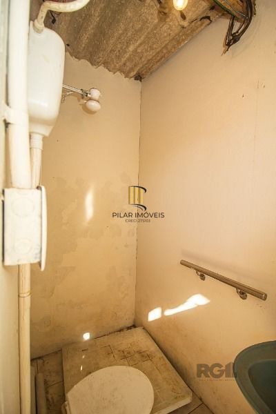 Casa em Porto Alegre, no bairro Vila Nova, com 6 dormitório(s), e 6 banheiros, à