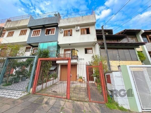Casa em Porto Alegre, no bairro Ipanema, com 3 dormitório(s), e 3 banheiros, à v