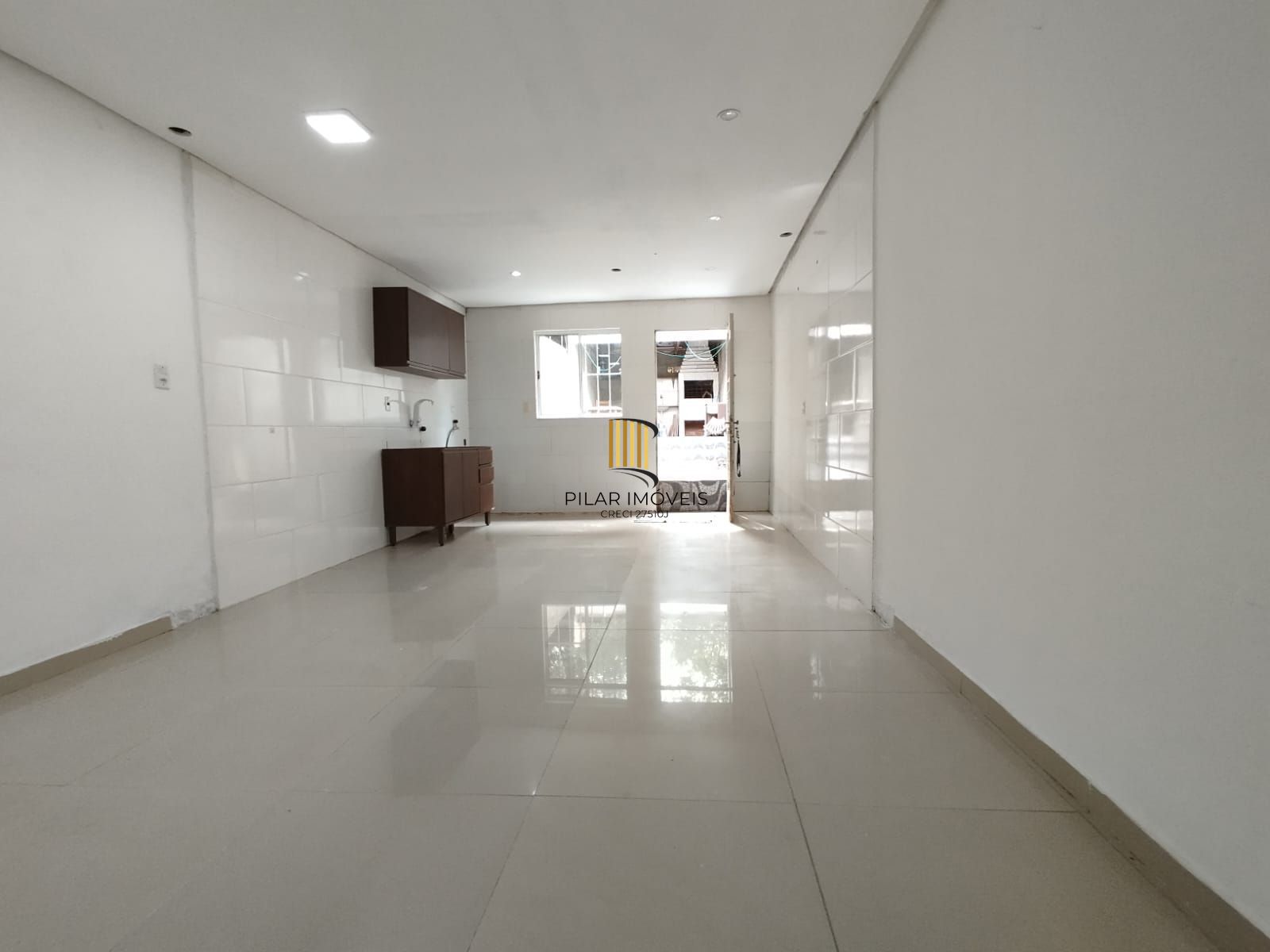 Casa 2 dorm, sala, cozinha, banheiro e área gourmet. Aceita carro no negócio. Nã