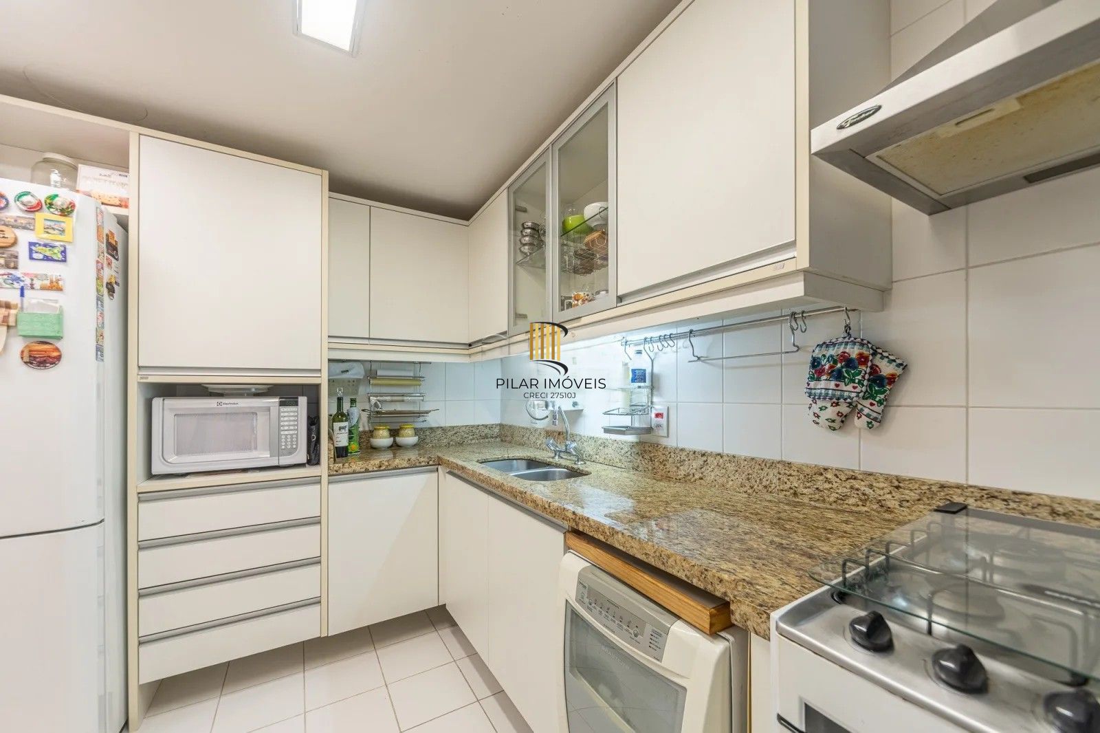 Belíssima casa em condomínio com 218,3m² com 4 dorm., 2 suítes e 2 vagas. Situada no charmoso Residencial Terra Mater.