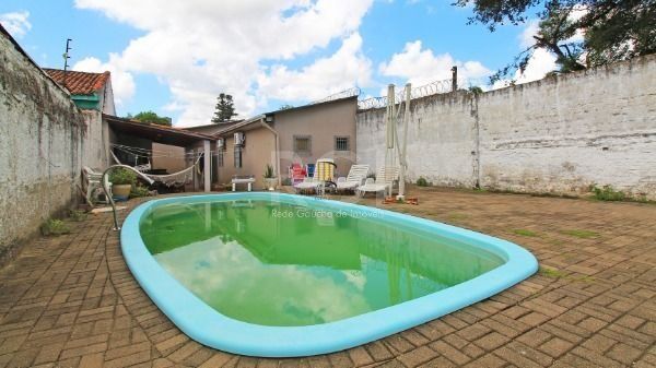 Casa bairro Medianeira, com 3 dormitórios, 2 banheiros, com piscina para venda.
