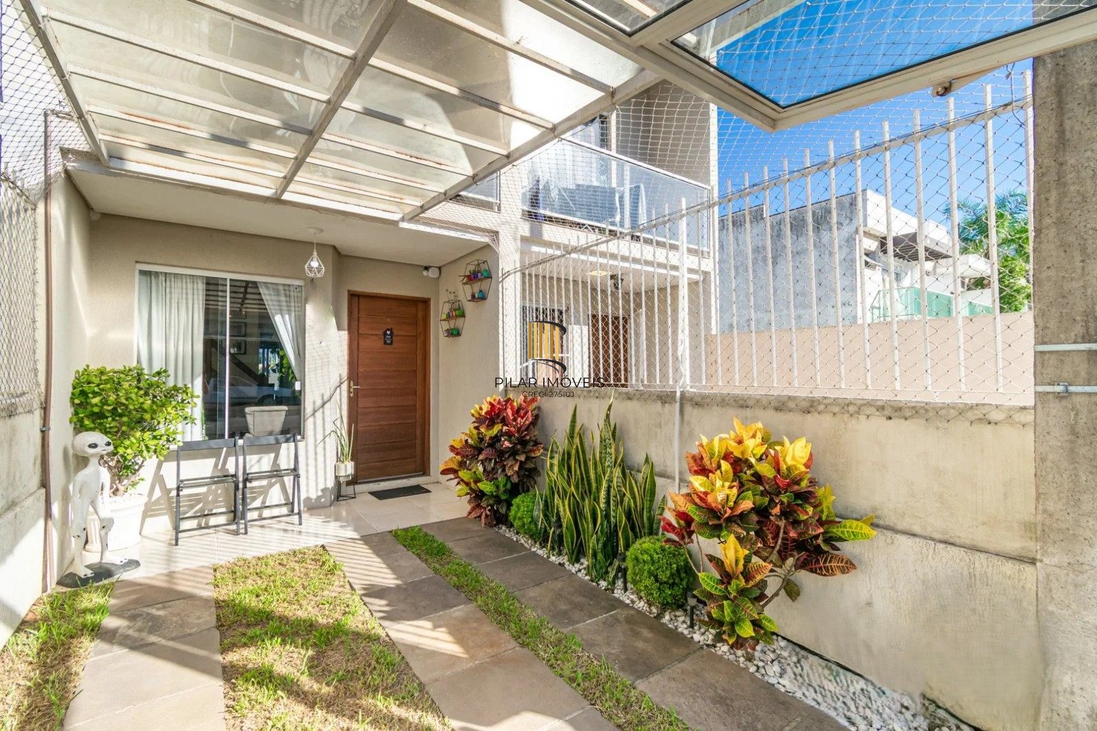 Excelente sobrado, semimobiliado,  com 77m², 2 dormitórios e 1 vaga de garagem. À venda no Hípica Boulevard – Zona Sul.