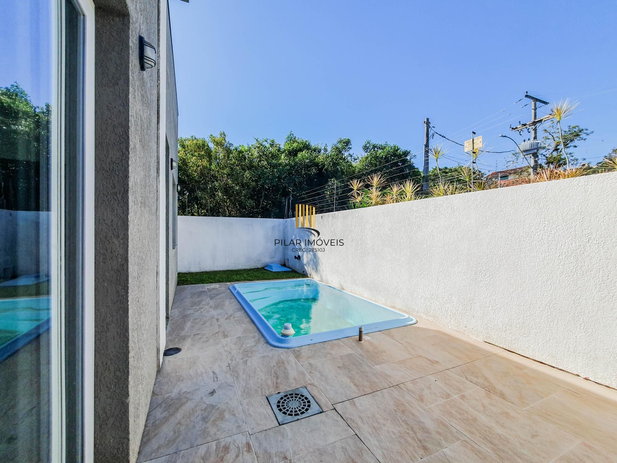 Linda casa Térrea em Condomínio, 3 suítes, 3 vagas cobertas, pátio com Piscina!