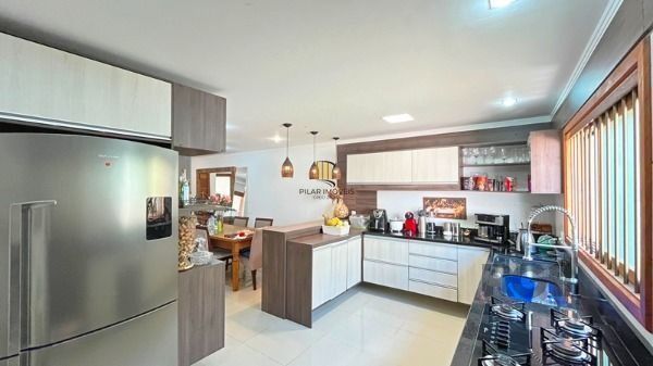 Casa em Porto Alegre, no bairro Tristeza, com 3 dormitório(s), e 3 banheiros, à 