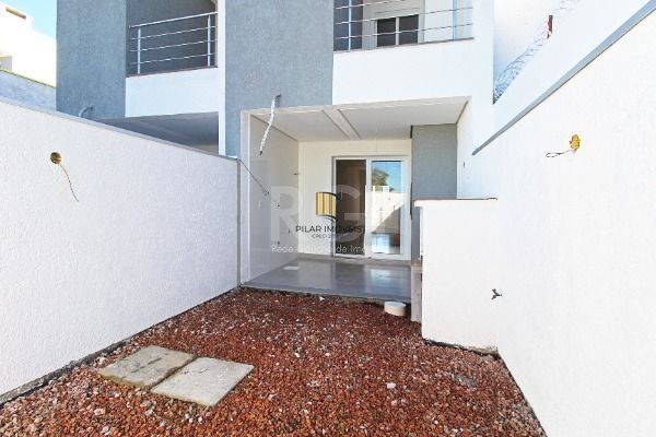 Casa em Porto Alegre, no bairro Hípica, com 2 dormitório(s), e 2 banheiros, à ve