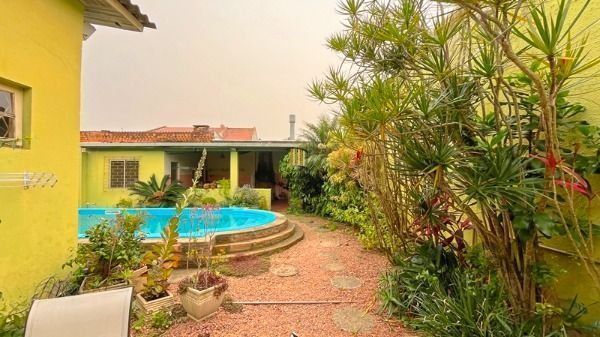 Casa em Porto Alegre, no bairro Ipanema, com 4 dormitório(s), e 4 banheiros, à v