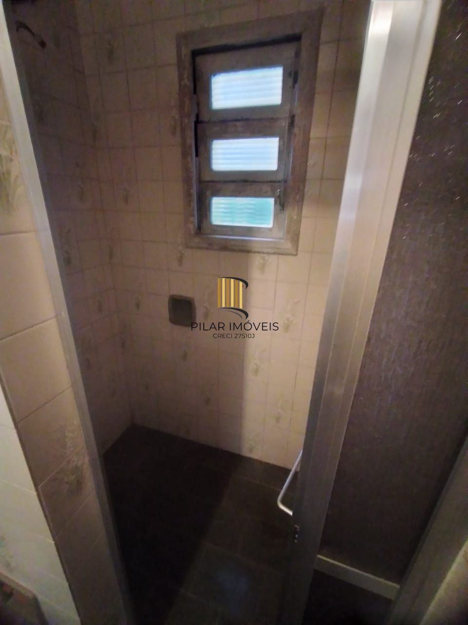 Casa em Porto Alegre, no bairro Nonoai, com 3 dormitório(s), e 3 banheiros, à ve