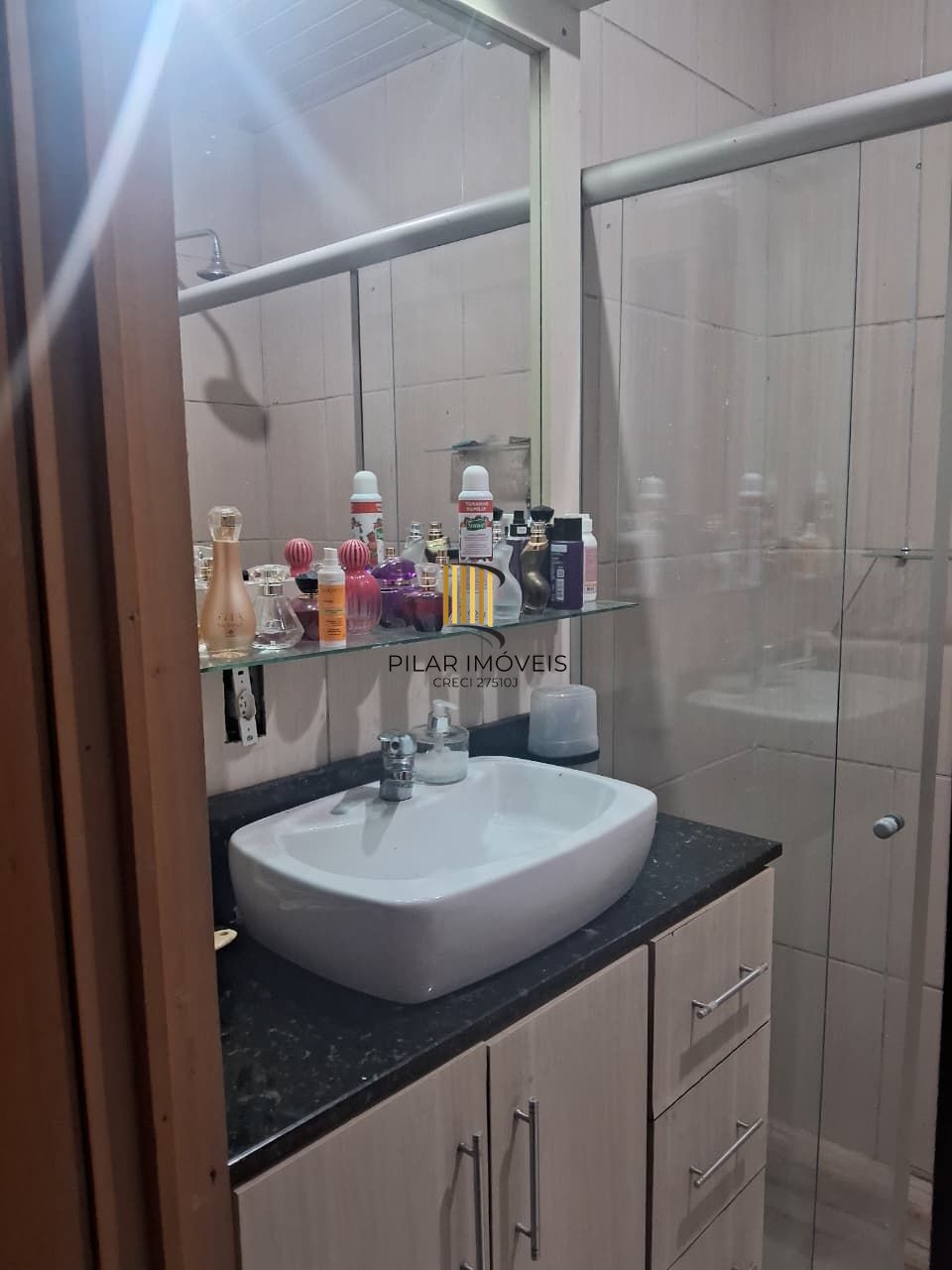 Casa com 2 dormitórios com pátio e edícula.