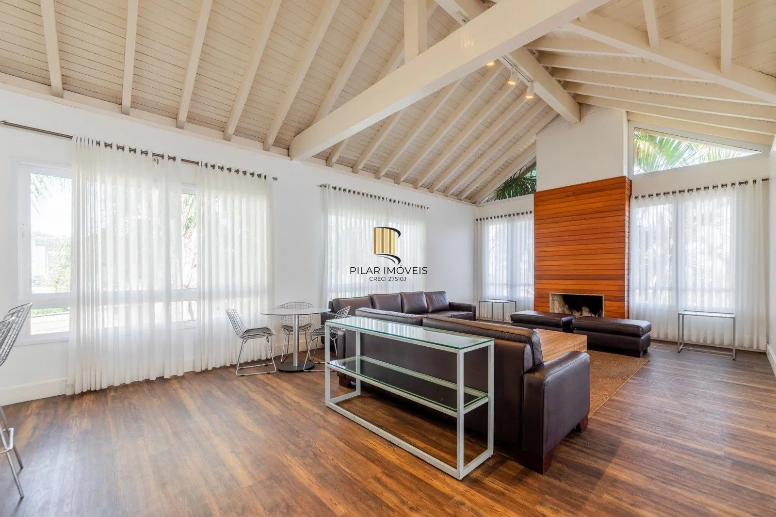 Belíssima casa em condomínio com 218,3m² com 4 dorm., 2 suítes e 2 vagas. Situada no charmoso Residencial Terra Mater.