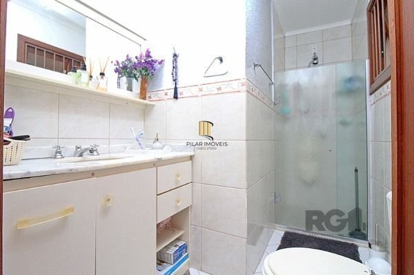 Casa em Porto Alegre, no bairro Guarujá, com 3 dormitório(s), e 3 banheiros, à v