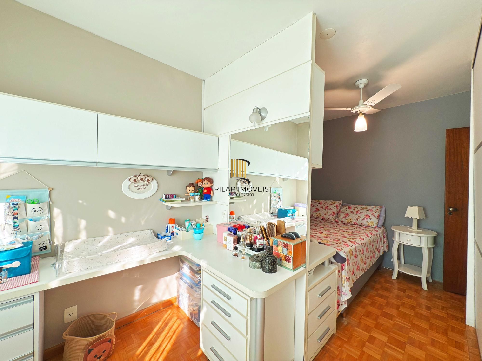 Ótima residência com 4 dormitórios, lareira e piscina no coração do bairro Tristeza.