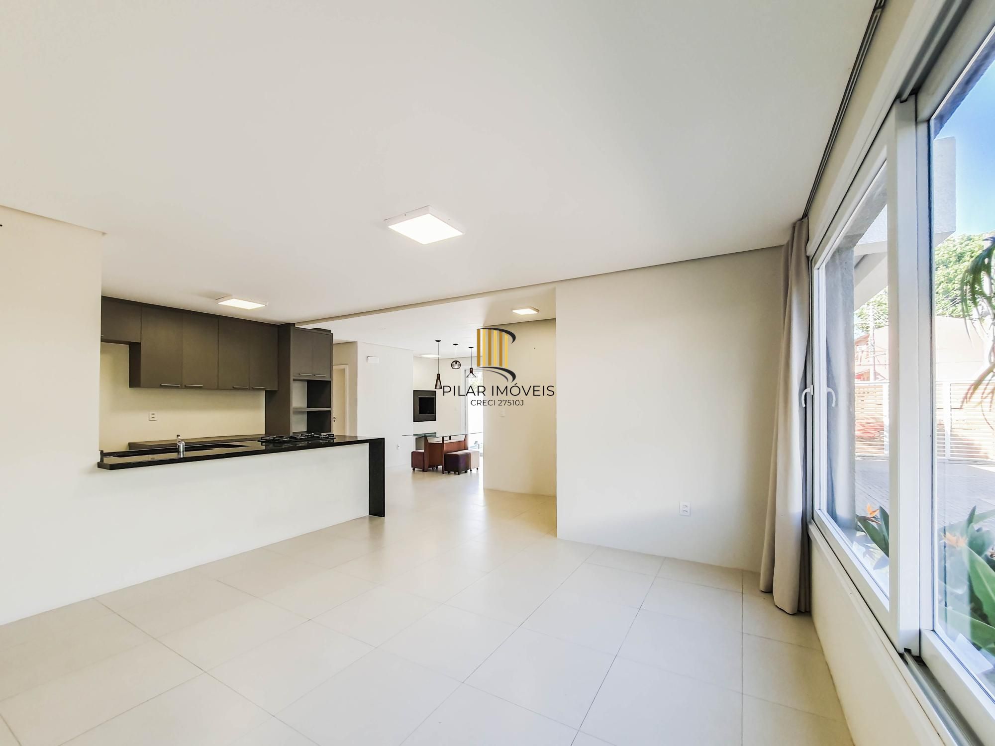 Linda casa Térrea em Condomínio, 3 suítes, 3 vagas cobertas, pátio com Piscina!