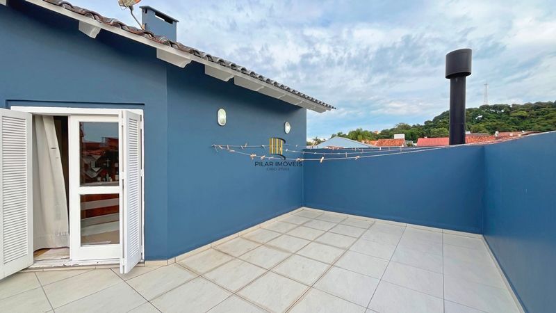 Casa de esquina com 285m², 3 dormitórios, sendo 1 suites, 4 vagas - amplo pátio 