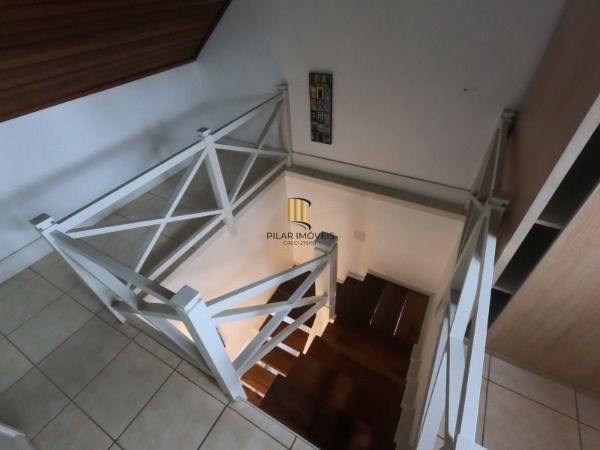 Sobrado em Porto Alegre, no bairro Hípica, com 3 dormitório(s), e 3 banheiros, à