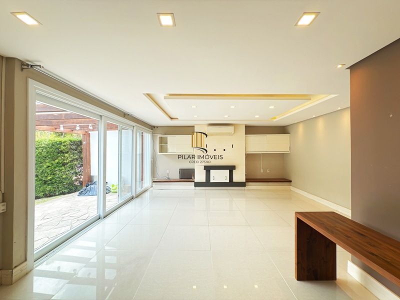 Linda Residência em Condomínio Fechado no Bairro Pedra Redonda.