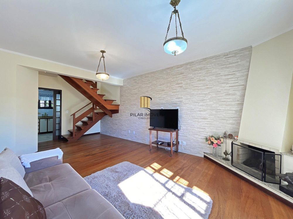 Ótima residência com 3 dormitórios, sendo 1 suíte, lareira e piscina.