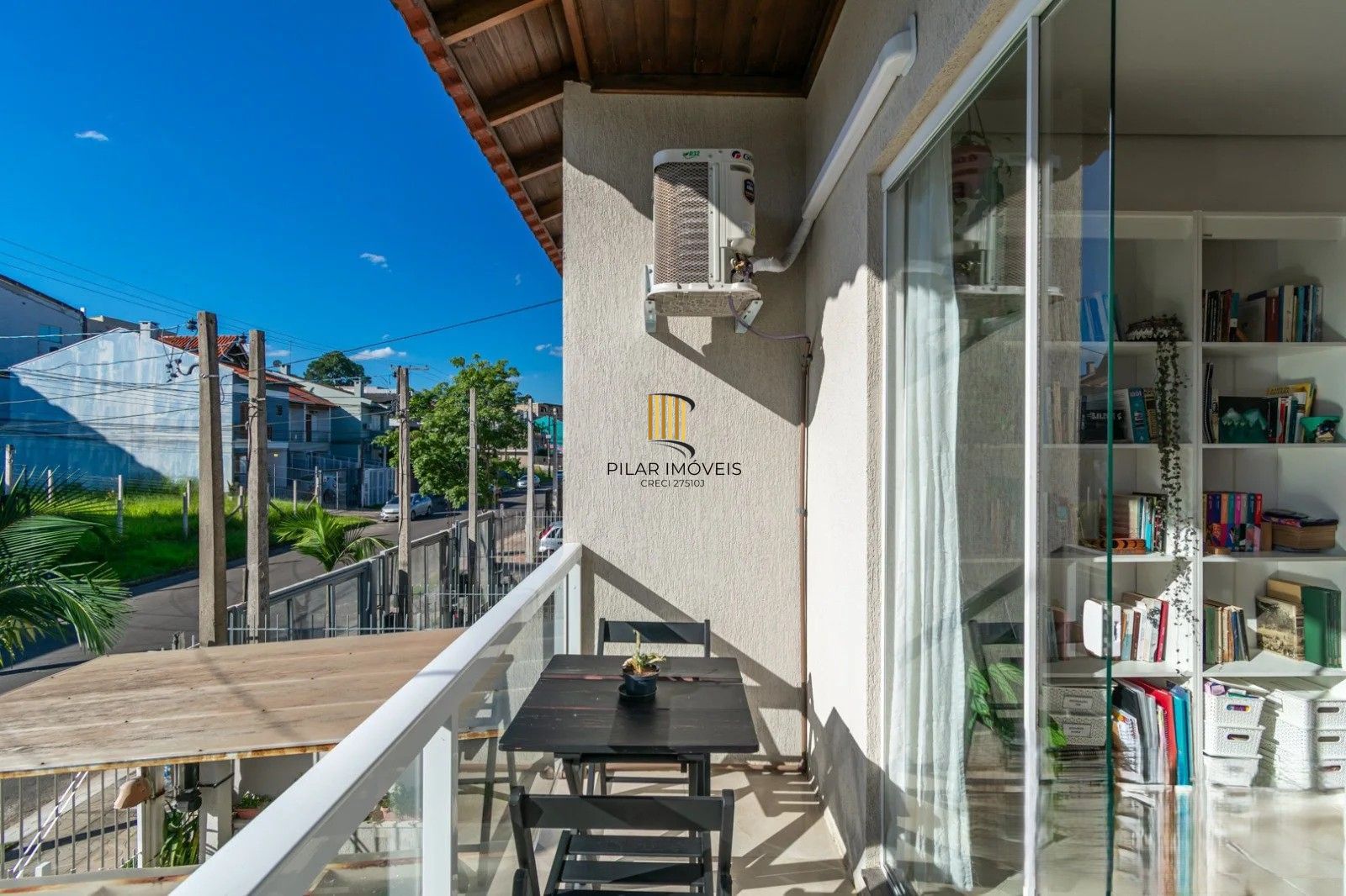 Excelente sobrado, semimobiliado,  com 77m², 2 dormitórios e 1 vaga de garagem. À venda no Hípica Boulevard – Zona Sul.