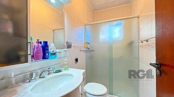 Casa em Porto Alegre, no bairro Nonoai, com 4 dormitório(s), à venda.