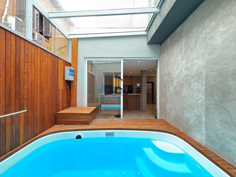 Casa contemporânea, 4 d, sendo 2 suítes, uma no térreo,206 m² , bairro tristeza