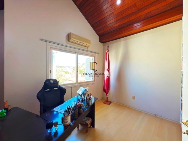 Casa em Condominio fechado com 4 dormitórios e 1 suíte.