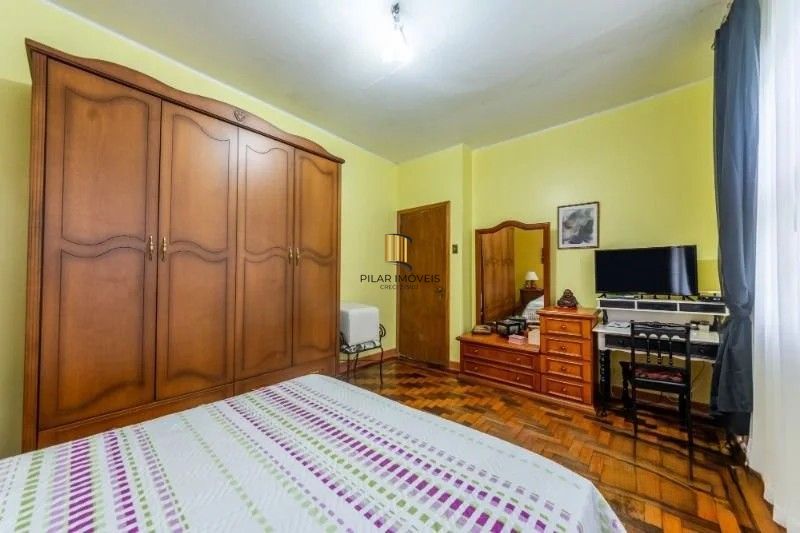 Belíssima casa de esquina, em estilo colonial com 277m2 de área privativa, terreno com 1014m2, 4 dormitórios e 3 suítes.