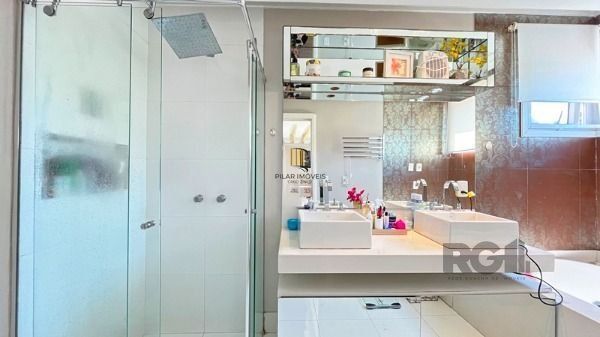 Casa em Porto Alegre, no bairro Aberta dos Morros, com 3 dormitório(s), e 3 banh