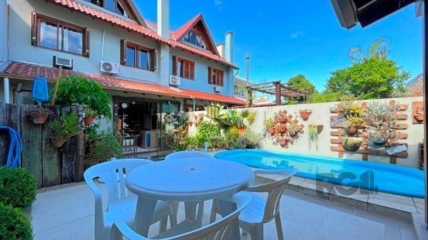 Casa em Porto Alegre, no bairro Ipanema, com 3 dormitório(s), e 3 banheiros, à v