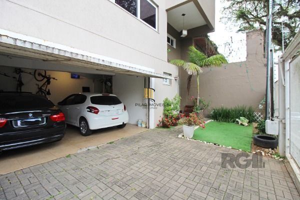 Casa em Porto Alegre, no bairro Tristeza, com 3 dormitório(s), e 3 banheiros, à 