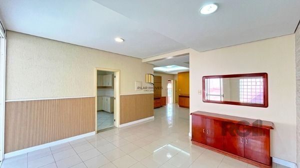 Casa em Porto Alegre, no bairro Nonoai, com 4 dormitório(s), à venda.