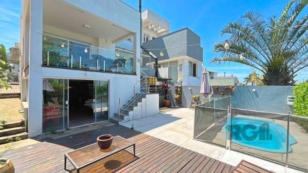 Casa em Porto Alegre, no bairro Aberta dos Morros, com 3 dormitório(s), e 3 banh