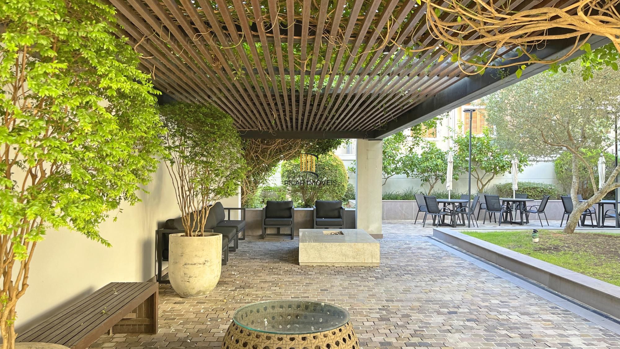 Apartamento NOVO, 100% mobiliado, com 149,84m² de área privativa, 3 suítes e 2 vagas de garagem.