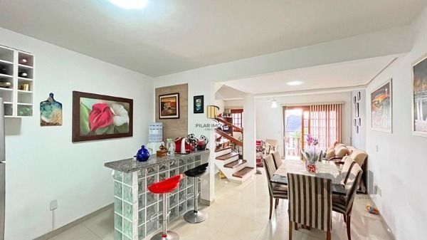 Casa em Porto Alegre, no bairro Ipanema, com 3 dormitório(s), e 3 banheiros, à v