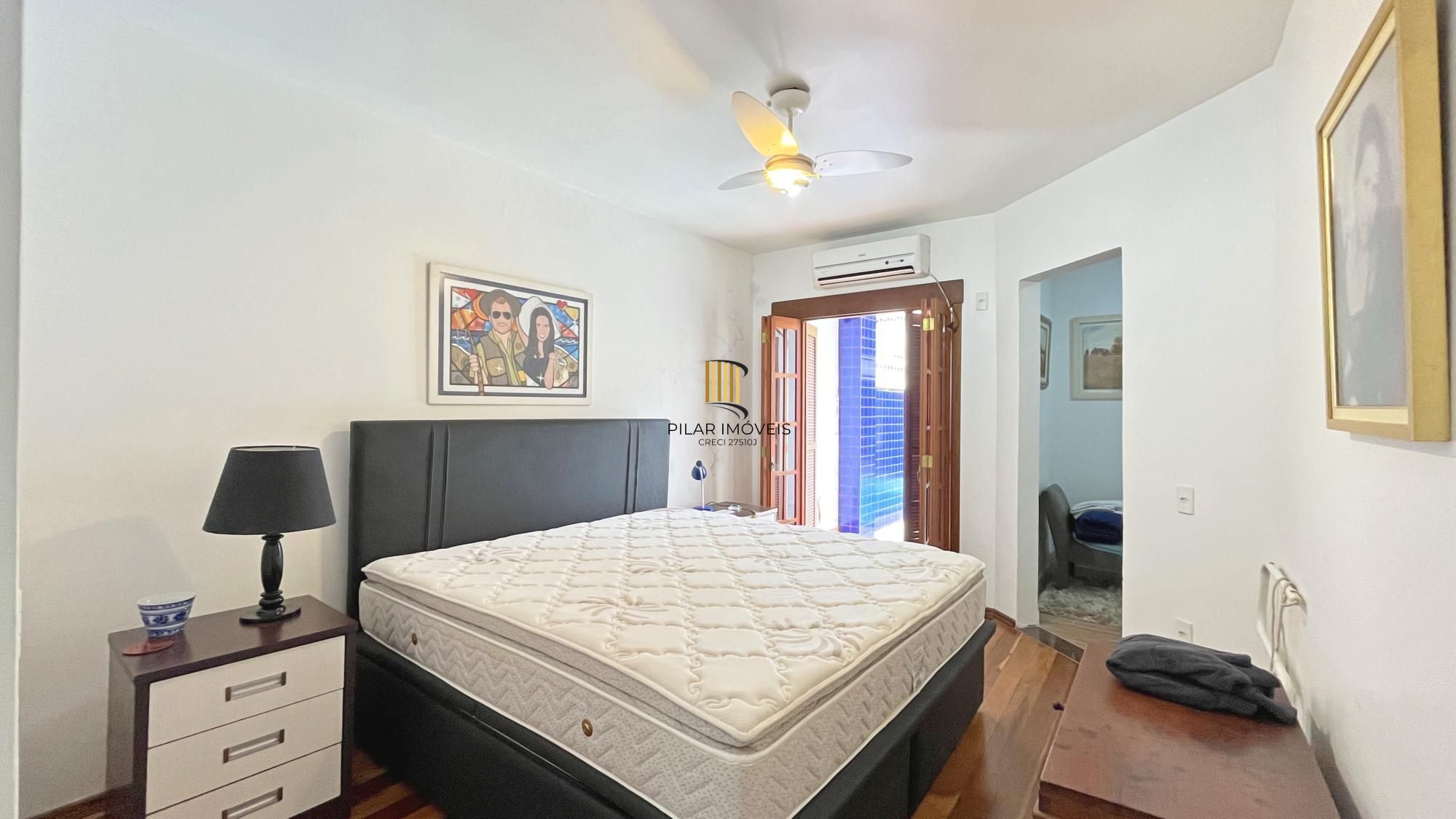 Casa 3D com 2 suítes e piscina.