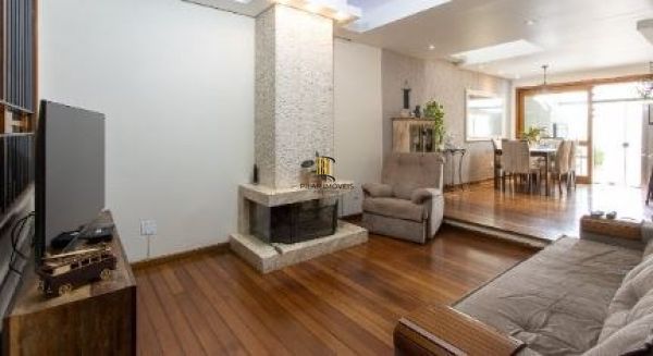 Casa em Porto Alegre, no bairro Ipanema, com 3 dormitório(s), e 3 banheiros, à v