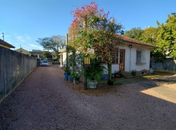 Casa em Porto Alegre, no bairro Vila Nova, com 3 dormitório(s), e 3 banheiros, à