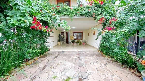 Casa em Porto Alegre, no bairro Espírito Santo, com 3 dormitório(s), à venda.