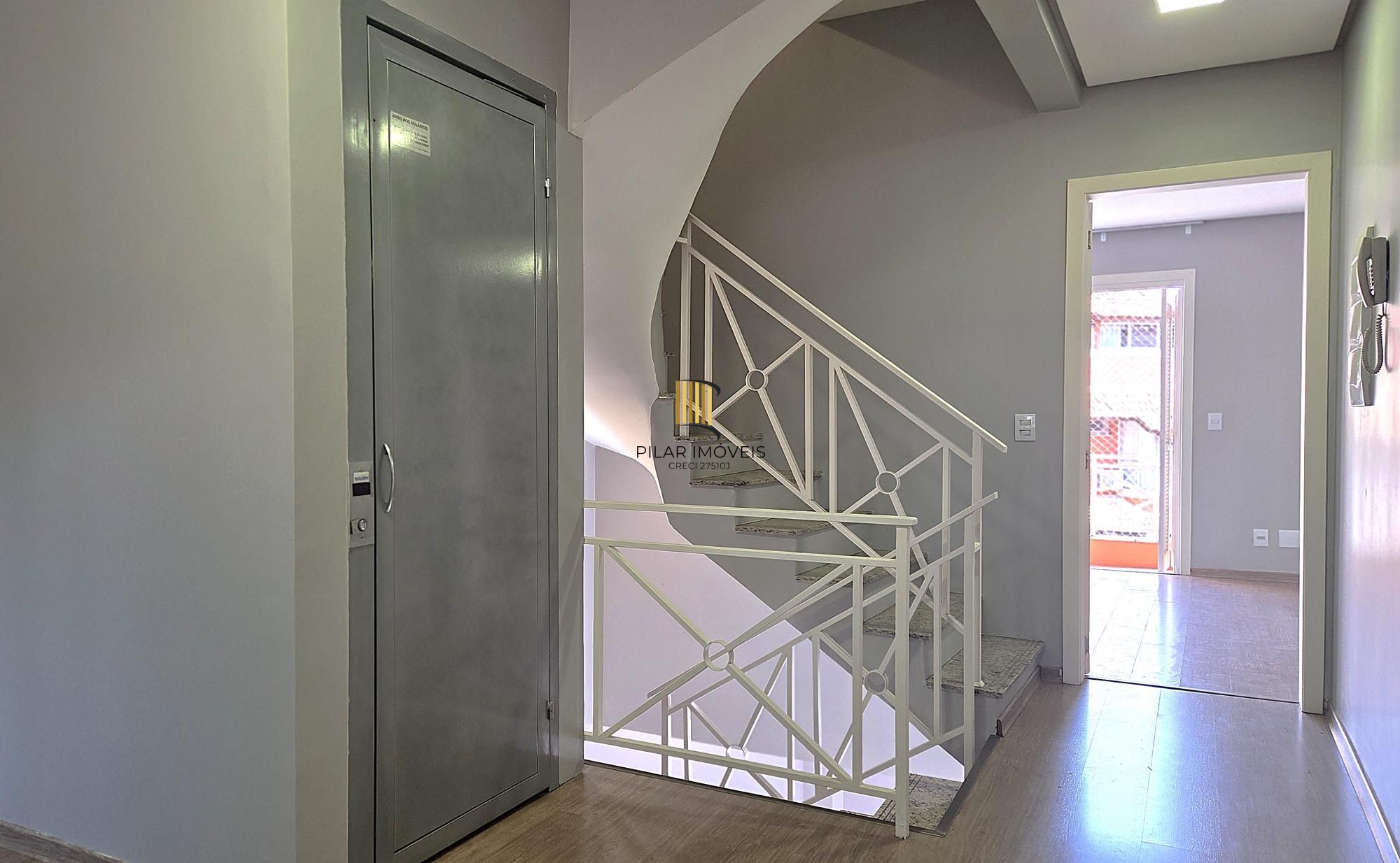 Excelente casa em condomínio fechado, com 252 m² de área privativa, com 4 dormitórios, 1 suíte e 2 vagas de garagem.