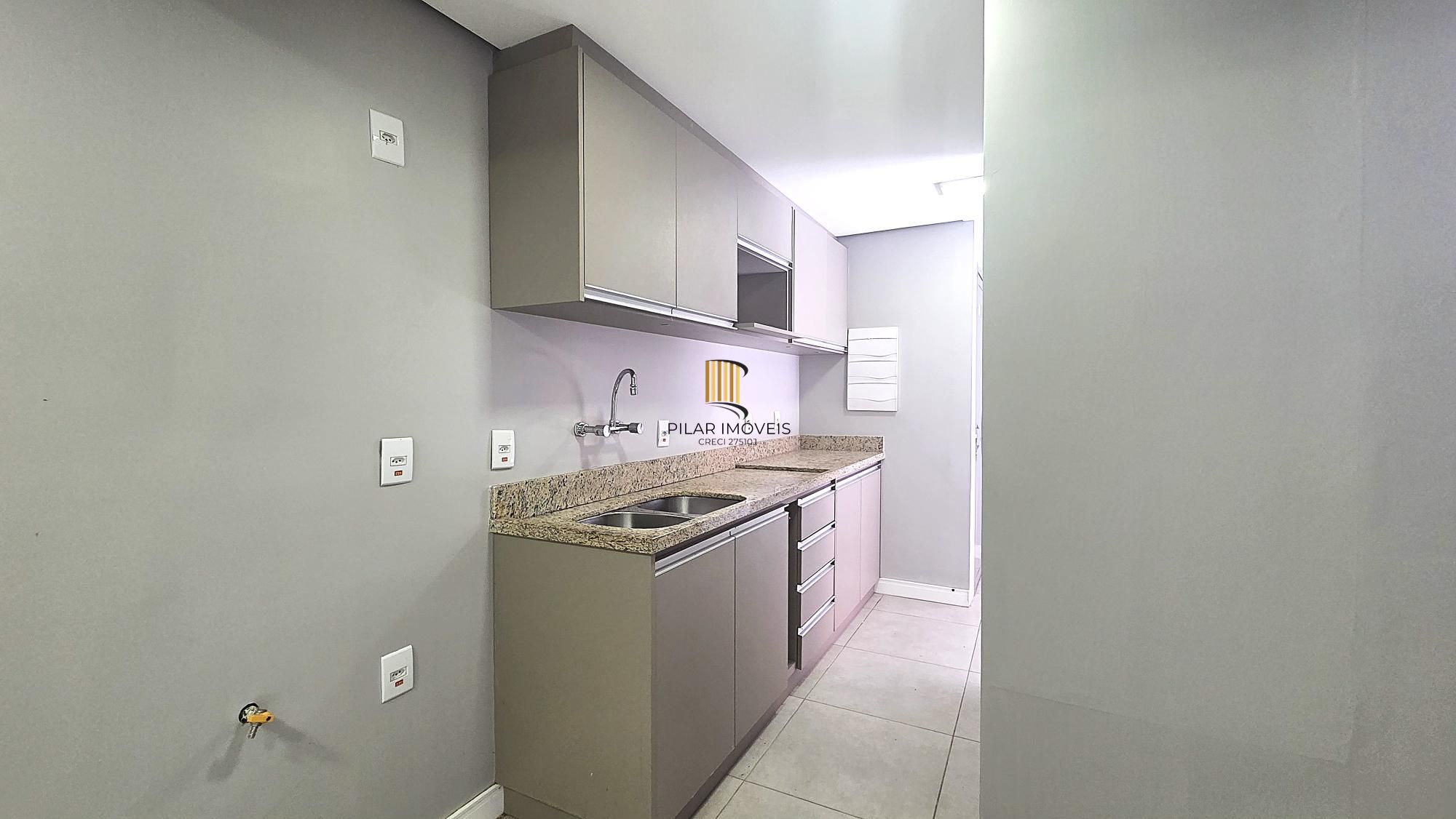 Excelente casa em condomínio fechado, com 252 m² de área privativa, com 4 dormitórios, 1 suíte e 2 vagas de garagem.