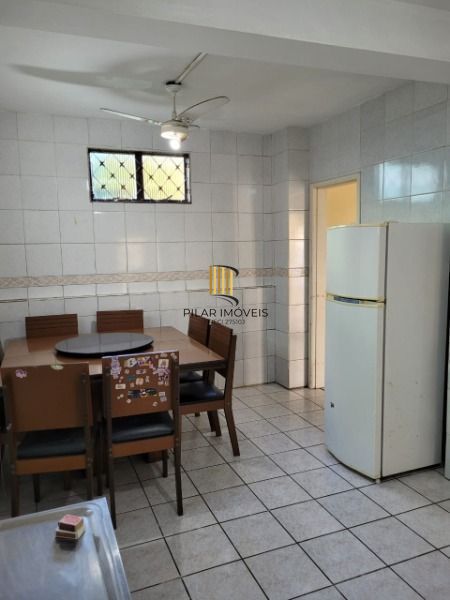 Casa em Porto Alegre, no bairro Cavalhada, com 6 dormitório(s), e 6 banheiros, à