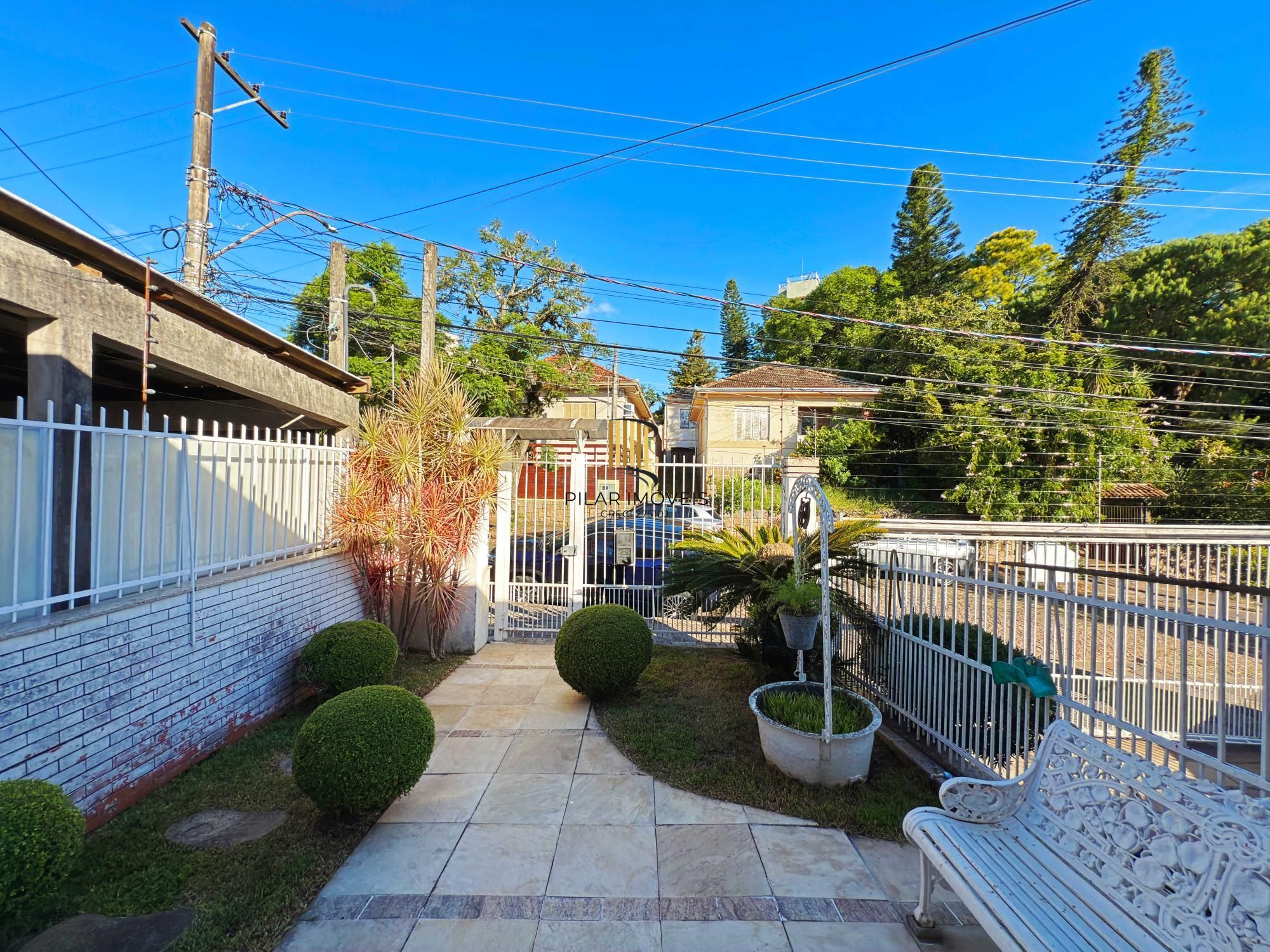 Ótima residência com 4 dormitórios, lareira e piscina no coração do bairro Tristeza.