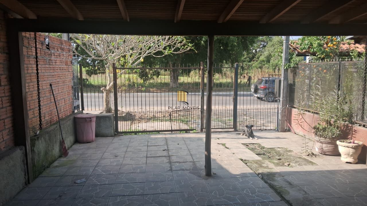 Casa com 2 dormitórios com pátio e edícula.