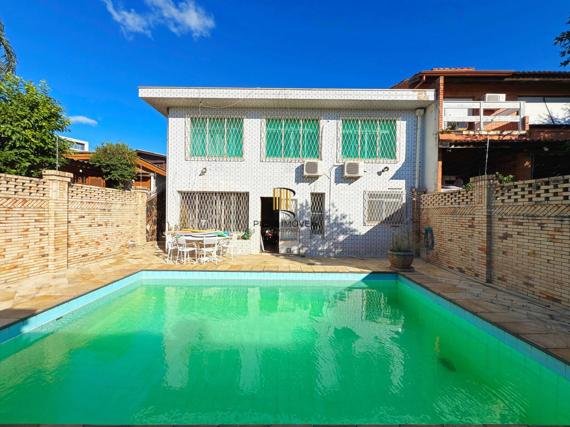 Ótima residência com 4 dormitórios, lareira e piscina no coração do bairro Tristeza.