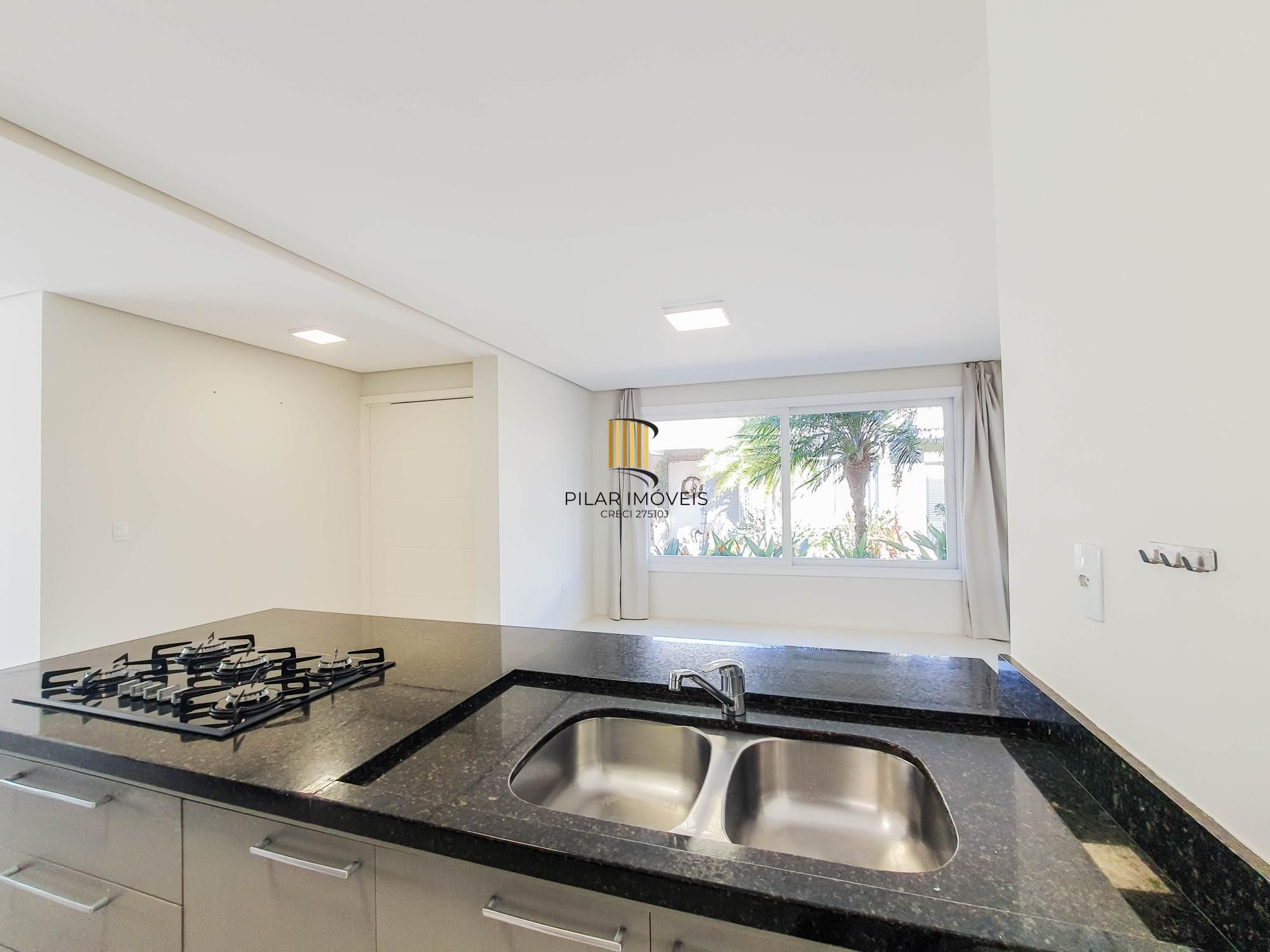 Linda casa Térrea em Condomínio, 3 suítes, 3 vagas cobertas, pátio com Piscina!