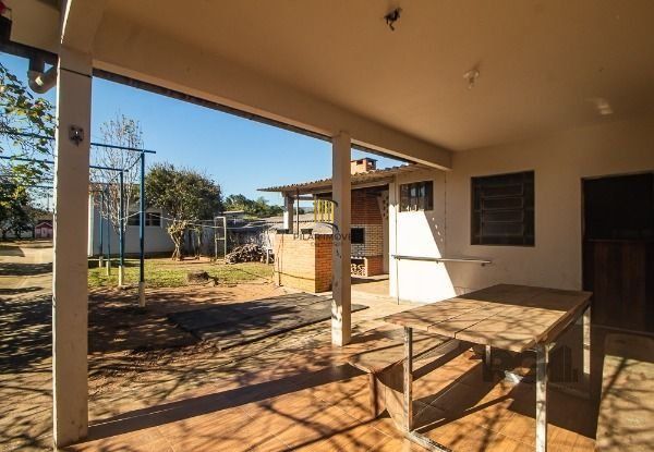 Casa em Porto Alegre, no bairro Vila Nova, com 6 dormitório(s), e 6 banheiros, à