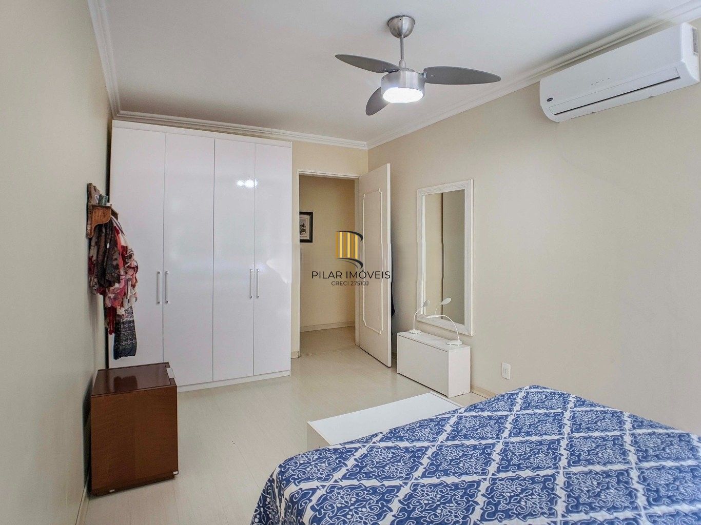 Apartamento à venda no bairro Menino Deus. Localizado em frente ao Parque Marinha do Brasil. O imóvel conta com 2 dormitórios e 1 vaga coberta.
