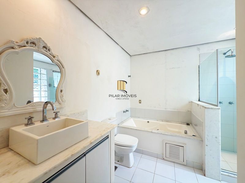 Linda Residência em Condomínio Fechado no Bairro Pedra Redonda.