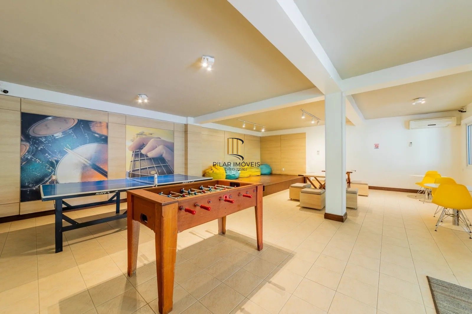 Belíssima casa em condomínio com 218,3m² com 4 dorm., 2 suítes e 2 vagas. Situada no charmoso Residencial Terra Mater.