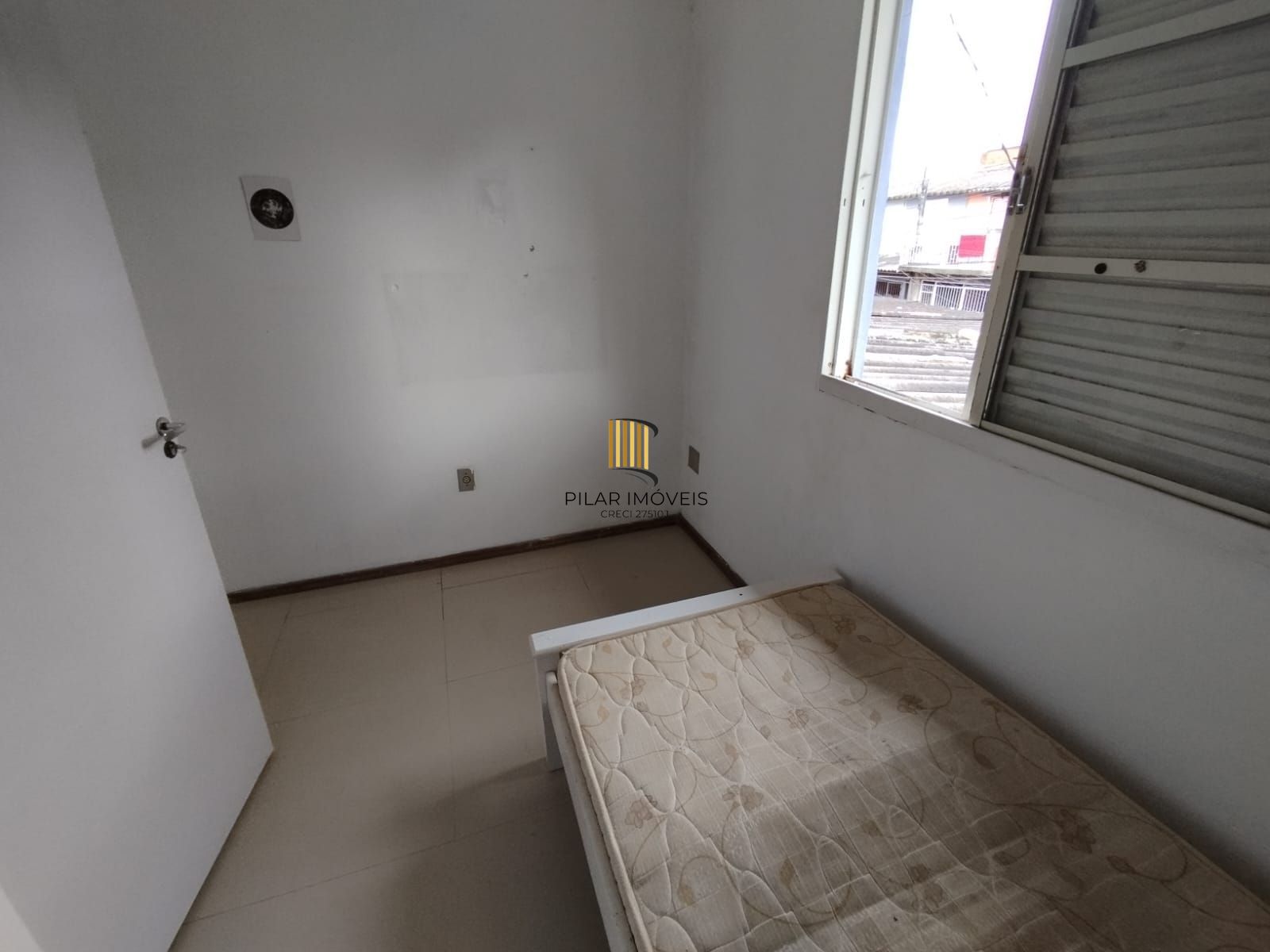 Casa 2 dorm, sala, cozinha, banheiro e área gourmet. Aceita carro no negócio. Nã